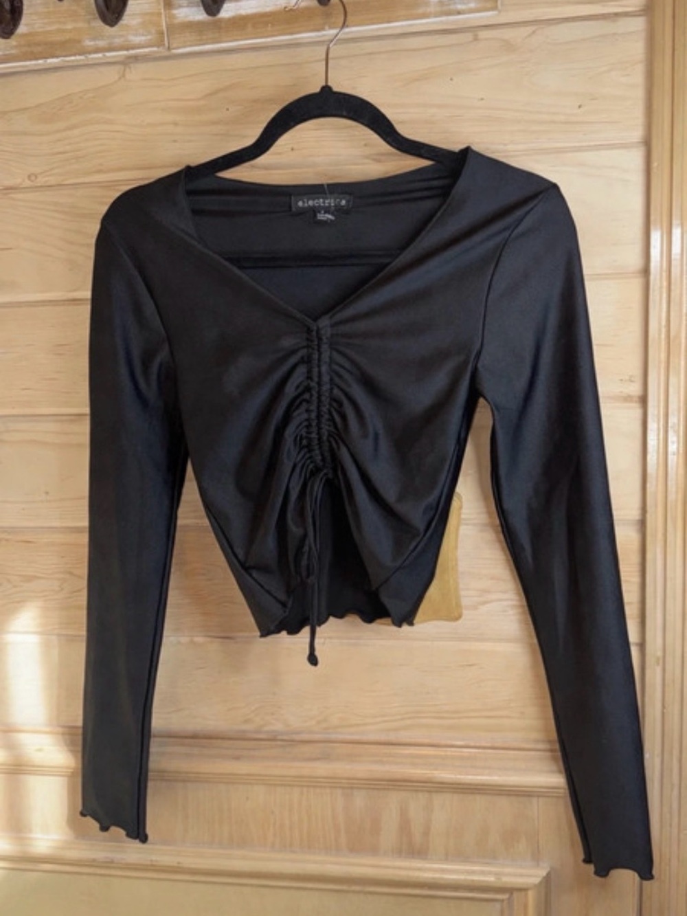 Eléctrica Black Ruched V-Neck Crop Top